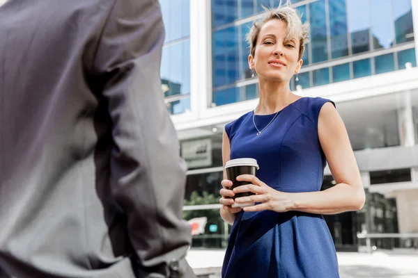 Two colleagues walking together in a city — Stock Photo, Image