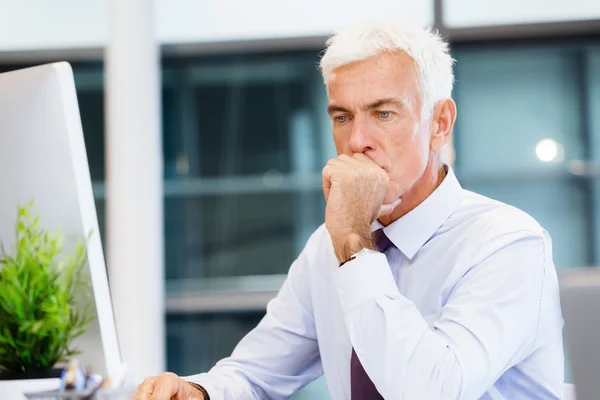 Een andere office dag achter computer — Stockfoto