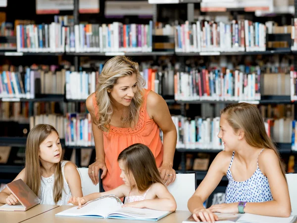 Nos encanta leer. — Foto de Stock