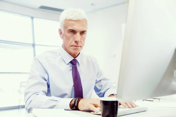 Een andere office dag achter computer — Stockfoto