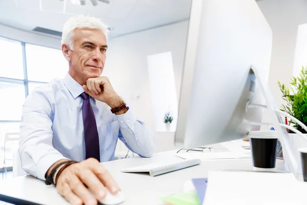 Een andere office dag achter computer — Stockfoto