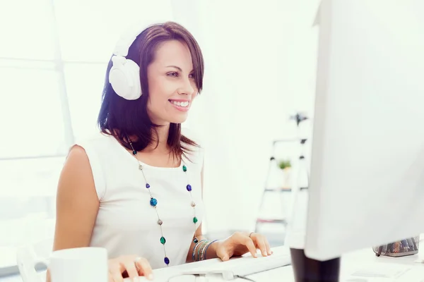 Mujer con auriculares —  Fotos de Stock