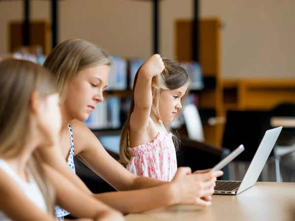 Technologia i zabawa w bibliotece — Zdjęcie stockowe