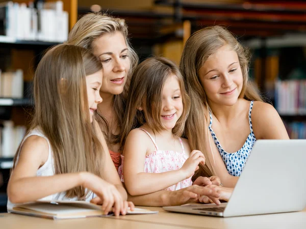 Teknik och kul i biblioteket — Stockfoto