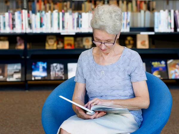 Haar tijd met nieuwe boeken — Stockfoto