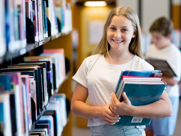 Tonårsflicka i biblioteket — Stockfoto