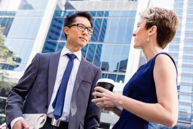 İki arkadaşları birlikte bir şehirde yürüyüş