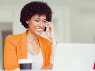 Mobile ile genç işkadını portresi