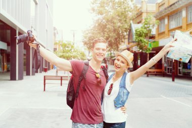 Genç çift bir fotoğraf için poz