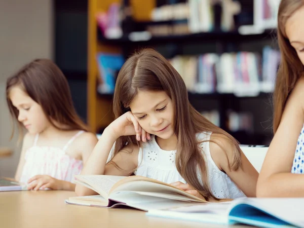 Nos encanta leer. — Foto de Stock