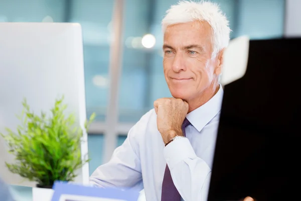 Een andere office dag achter computer — Stockfoto