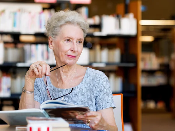 Taking her time with new books — Stock Photo, Image