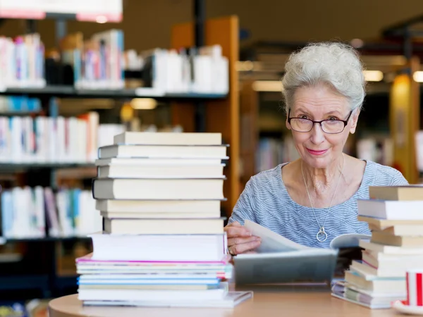 Tomándose su tiempo con nuevos libros —  Fotos de Stock