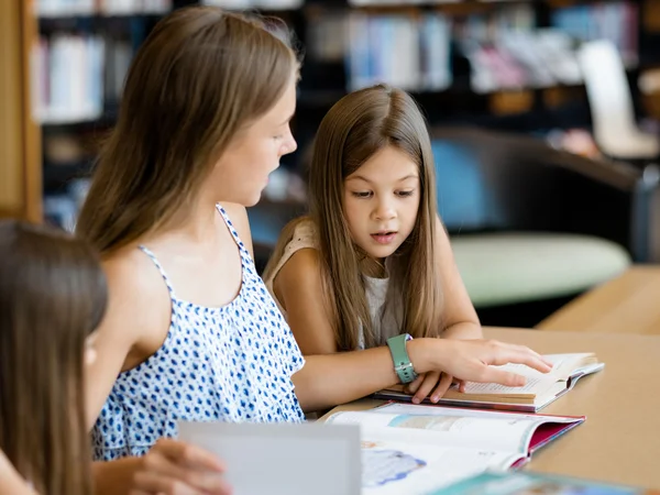 Nos encanta leer. — Foto de Stock