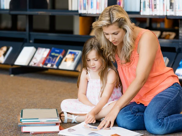 Nos encanta leer. — Foto de Stock