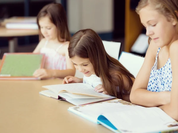 Wir lesen gerne — Stockfoto