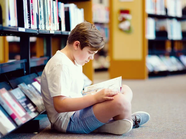 Garçon dans la bibliothèque — Photo