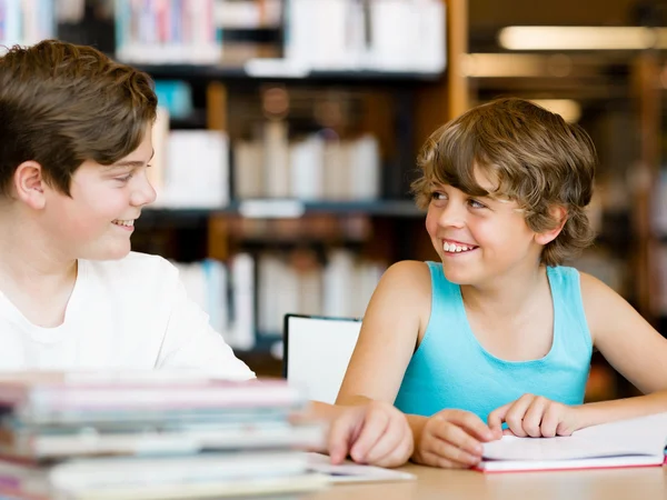 Garçon dans la bibliothèque — Photo