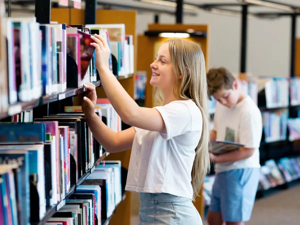 Tonårsflicka i biblioteket — Stockfoto