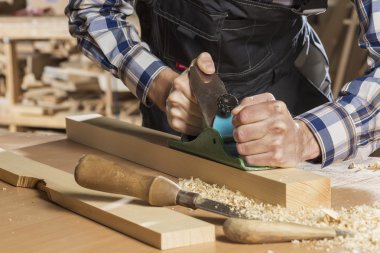 iş yerinde bir marangoz