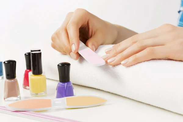 Vrouw met behulp van nailfile — Stockfoto