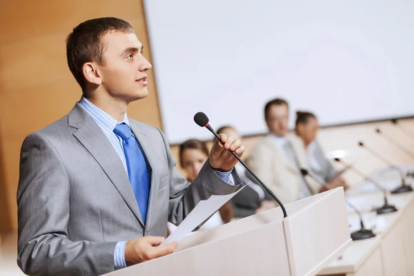 Speaker at stage — Stock Photo, Image