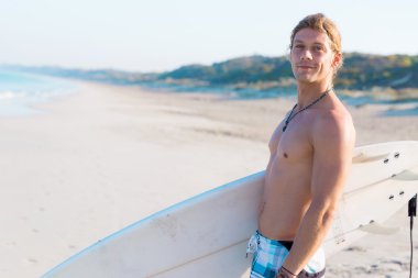 Dalgalar vurmak hazır