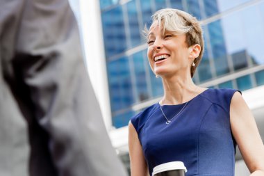 İki arkadaşları birlikte bir şehirde yürüyüş