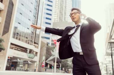 Bir taksi şehirde sallayarak