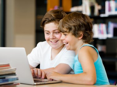 iki çocuk kitaplığı