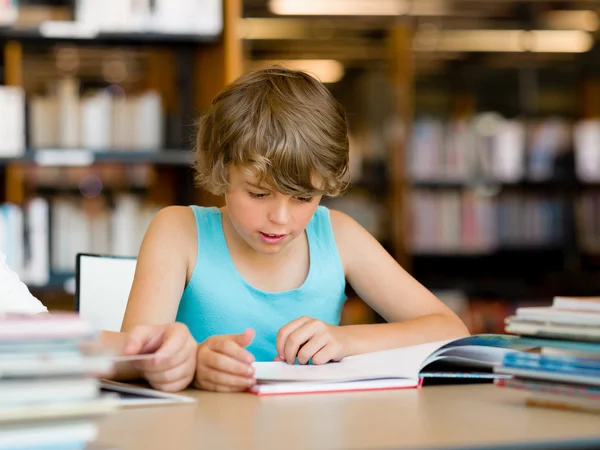 Jongen in bibliotheek — Stockfoto