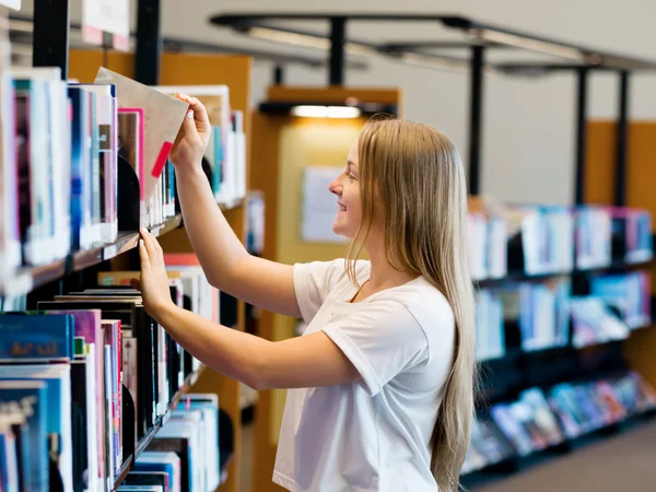 Tienermeisje in bibliotheek — Stockfoto