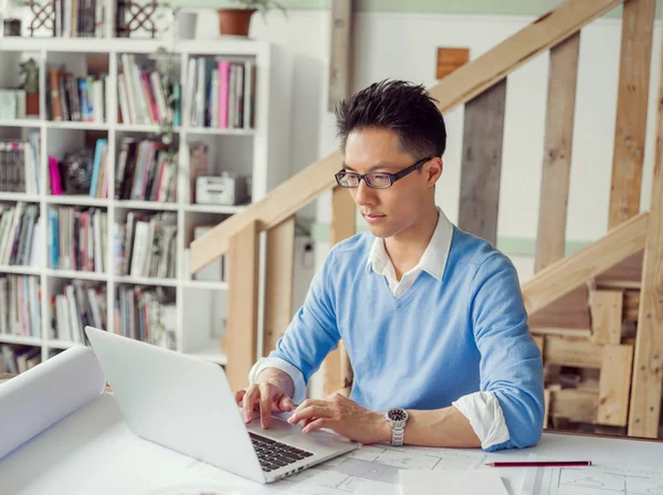 Portrait of young businessman — Stock Photo, Image