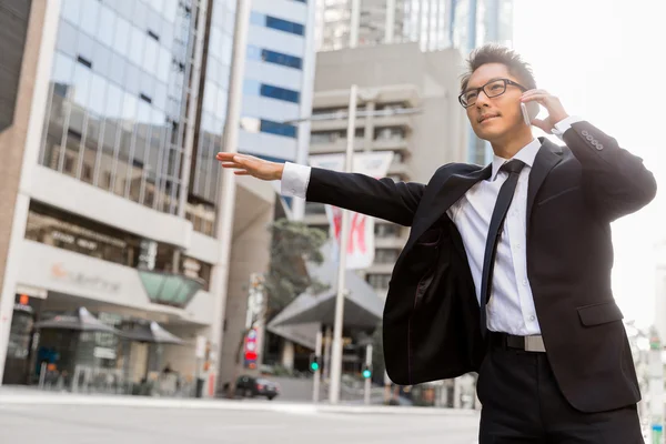 Waving for a taxi in city — Stock Photo, Image