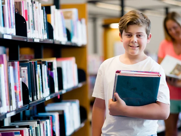 Rapaz na biblioteca — Fotografia de Stock