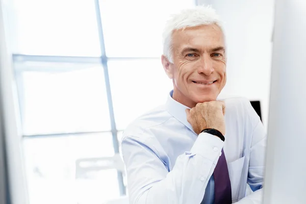 Another office day in front of computer — Stock Photo, Image