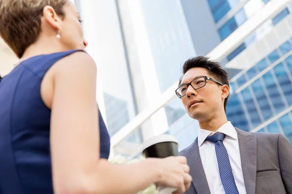 Two colleagues walking together in a city — Stock Photo, Image