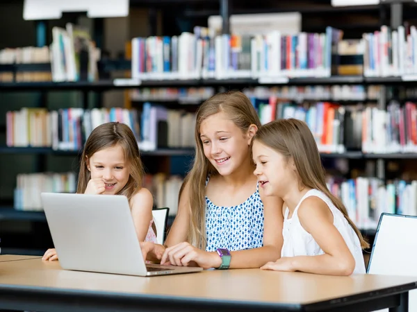 Tecnología en la biblioteca — Foto de Stock