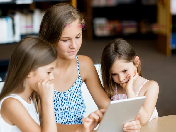 Tecnologia e divertimento in biblioteca — Foto Stock