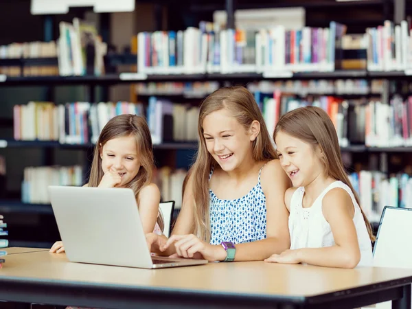 Tecnología en la biblioteca —  Fotos de Stock