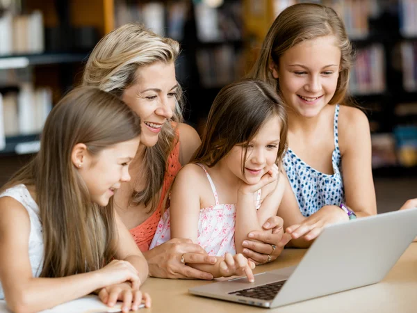 Tecnologia e divertimento in biblioteca — Foto Stock