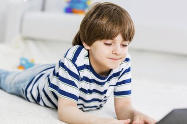 Bilgisayar oyunları oynuyorum.