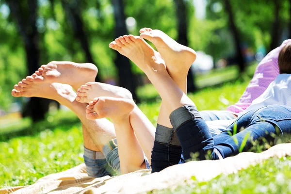 Picknick in tuin — Stockfoto