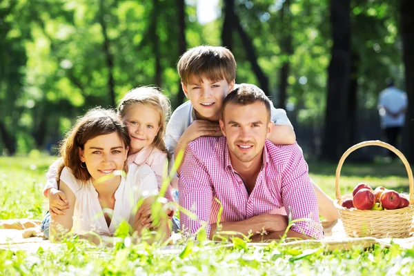 Picnic in giardino — Foto Stock