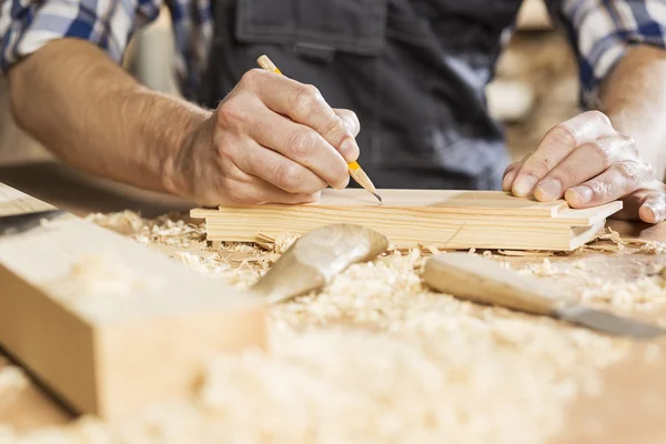 Falegname al lavoro — Foto Stock