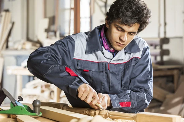 Tischler bei der Arbeit — Stockfoto