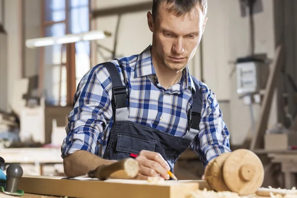 Timmerman op het werk — Stockfoto