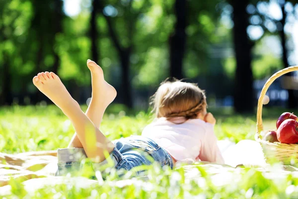 Menina no parque — Fotografia de Stock