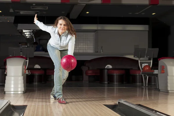 Donna che lancia una palla da bowling — Foto Stock