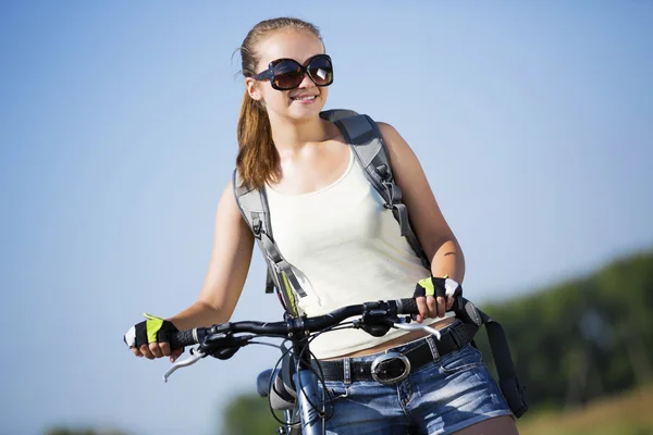 Passeio de bicicleta de verão — Fotografia de Stock